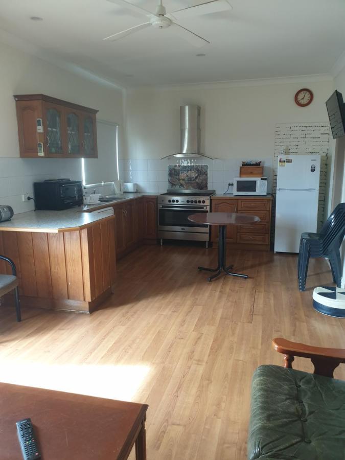 Newell Hwy Caravan Park 파크스 외부 사진