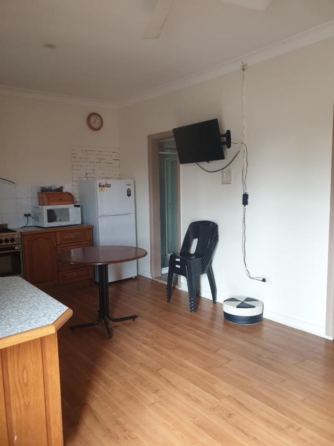 Newell Hwy Caravan Park 파크스 외부 사진