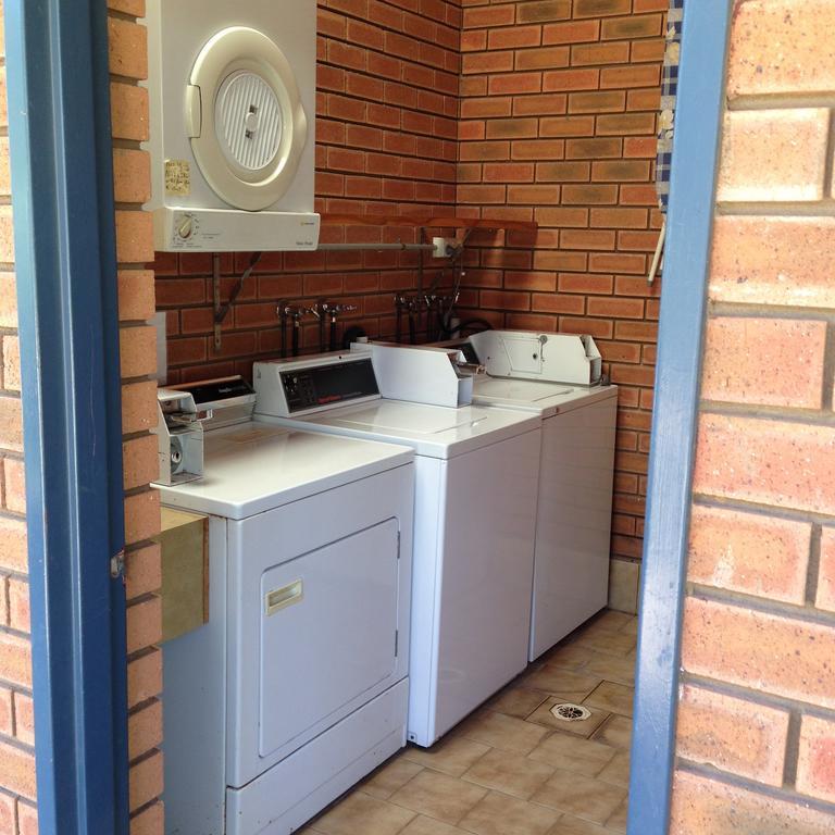 Newell Hwy Caravan Park 파크스 외부 사진