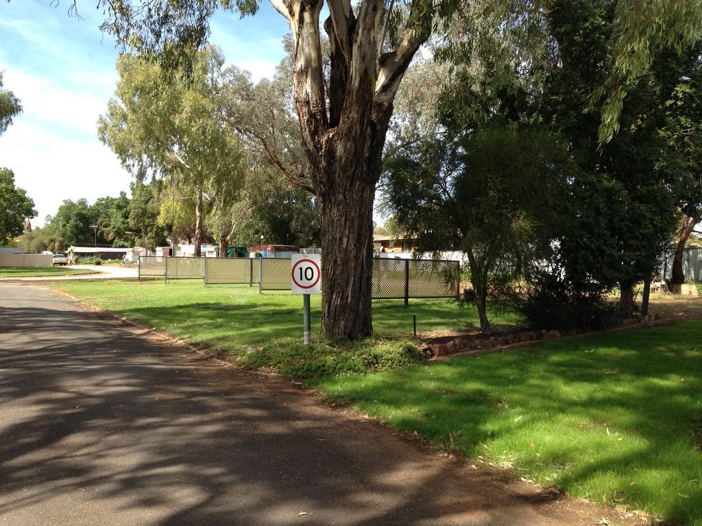 Newell Hwy Caravan Park 파크스 외부 사진