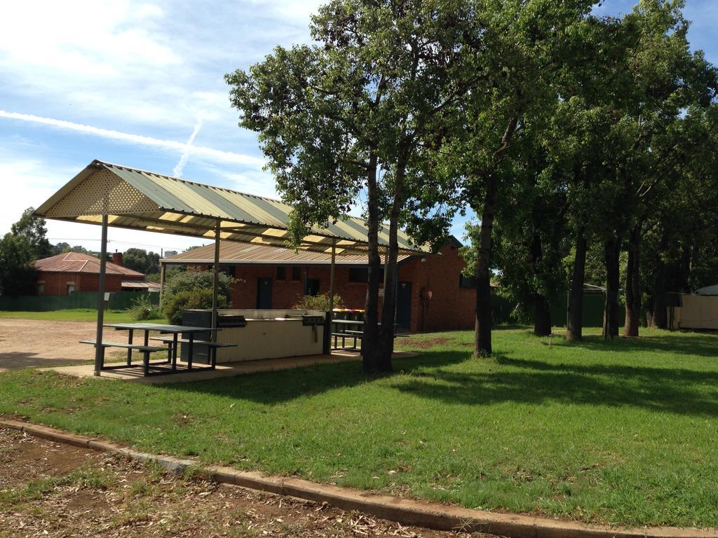 Newell Hwy Caravan Park 파크스 외부 사진