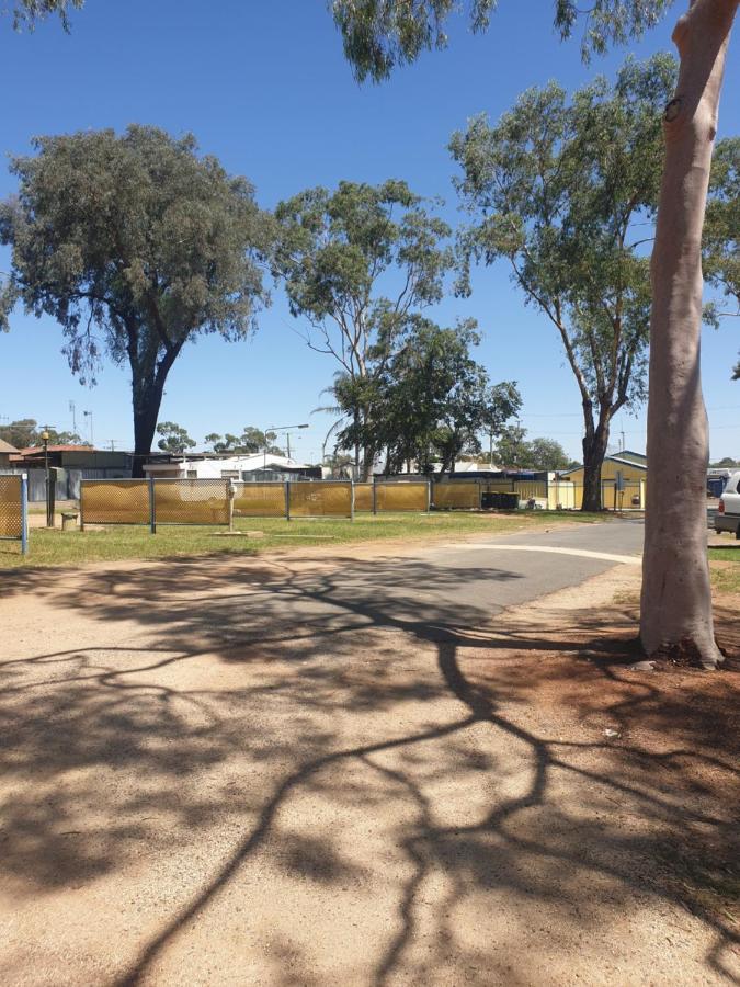 Newell Hwy Caravan Park 파크스 외부 사진